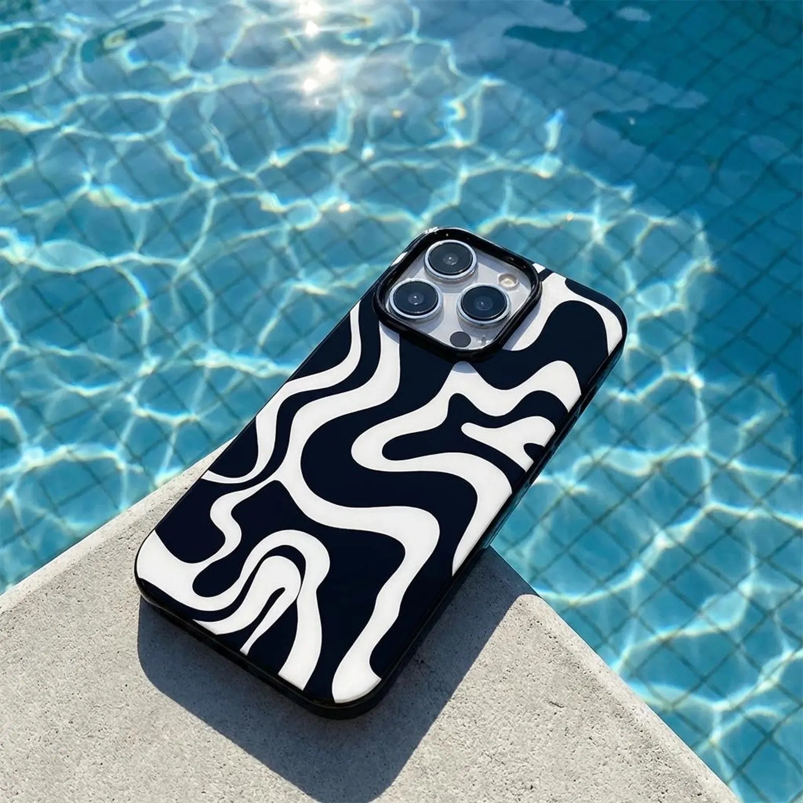 Monochrome Wave Case
